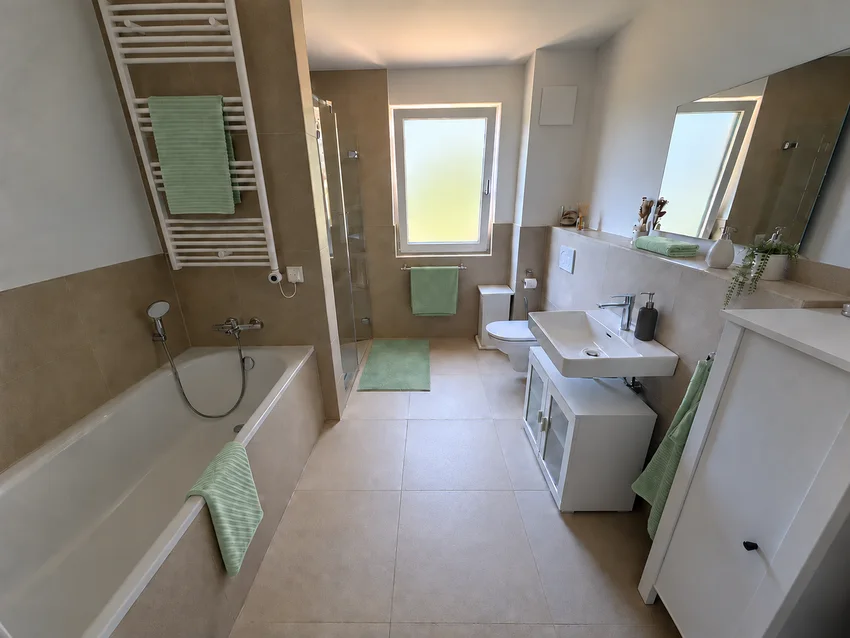 Bathroom with natural light, bathtub, separate shower and washbasin